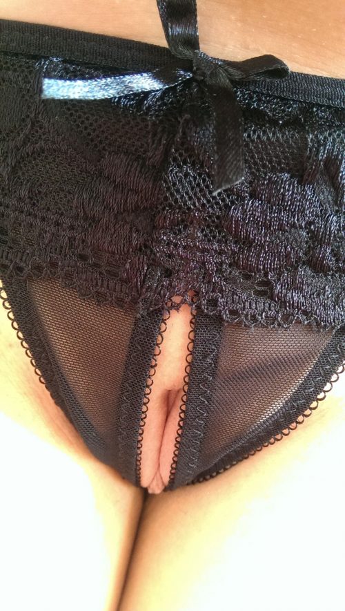 Телки показывают киски крупным планом через прорез на трусиках 3 фото