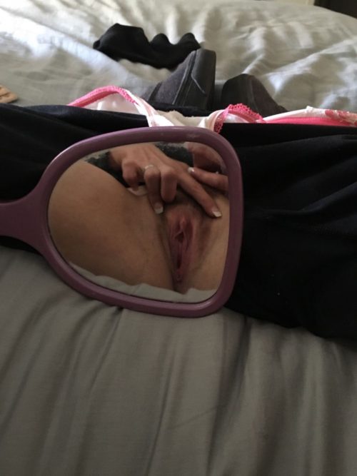 Молодухи сняли трусы, расставили ноги перед зеркалом и делают селфи сочных писек 4 фото