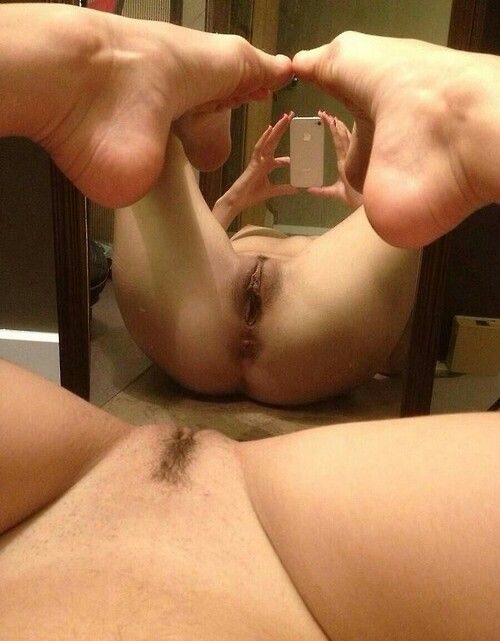 Молодухи сняли трусы, расставили ноги перед зеркалом и делают селфи сочных писек 7 фото