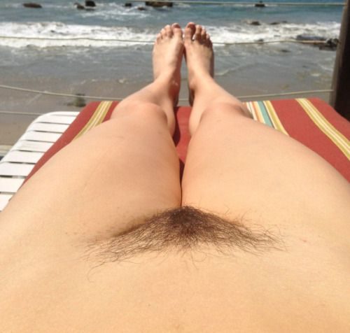 Голые девушки делают селфи перед зеркалом красивых титек и волосатых лобков 5 фото