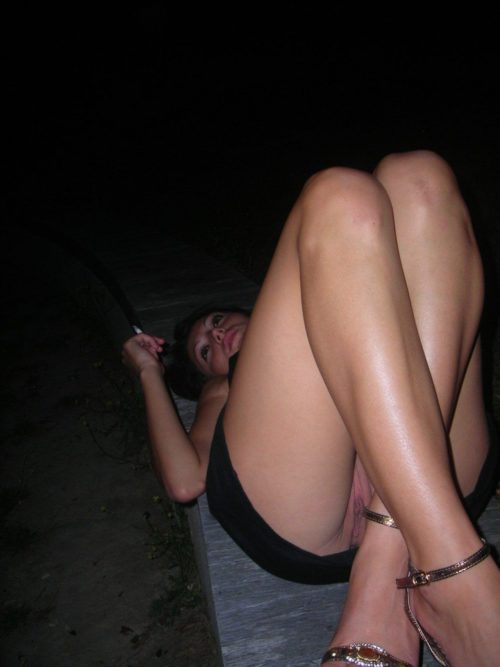 Девушки приподнимают юбки и показывают пилотки в общественных местах 14 фото