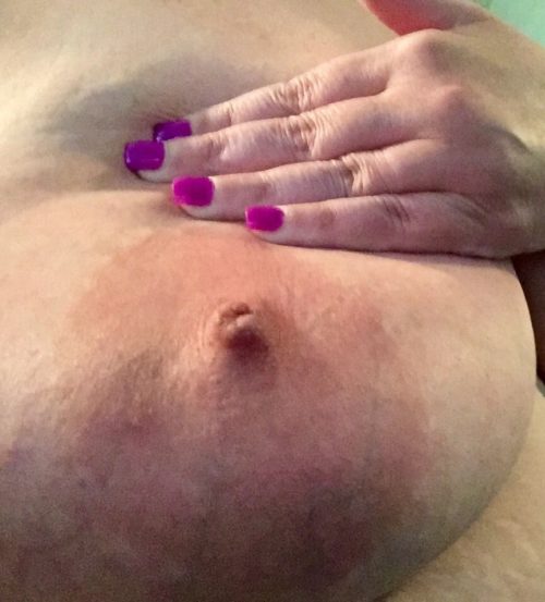 Развратные телки светят большими титьками с набухшими сосками 4 фото