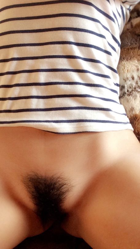 Молодые девки делают селфи и светят волосатыми пилотками 5 фото