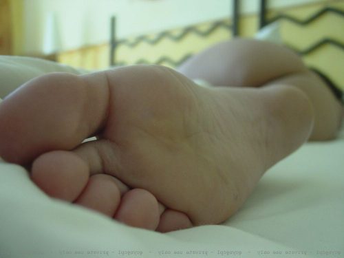 Муж похвастался откровенными снимками спящей супруги 7 фото