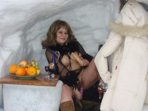 Зрелая сучка показала письку и небольшие сиськи в селе 7 фото