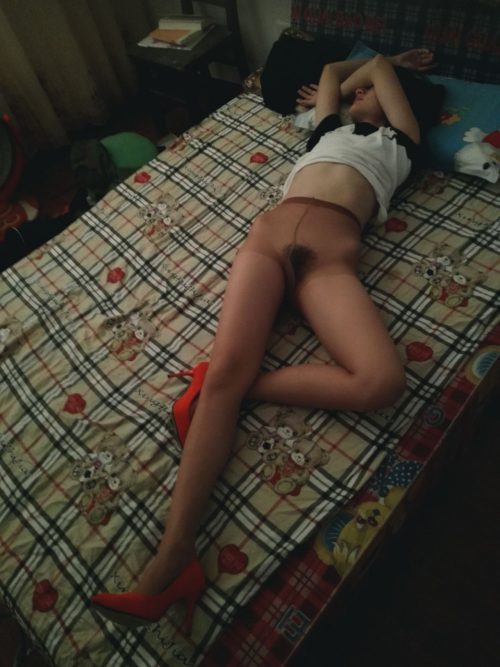 Девки без трусов расставили ноги и сквозь колготки светят щелками 4 фото