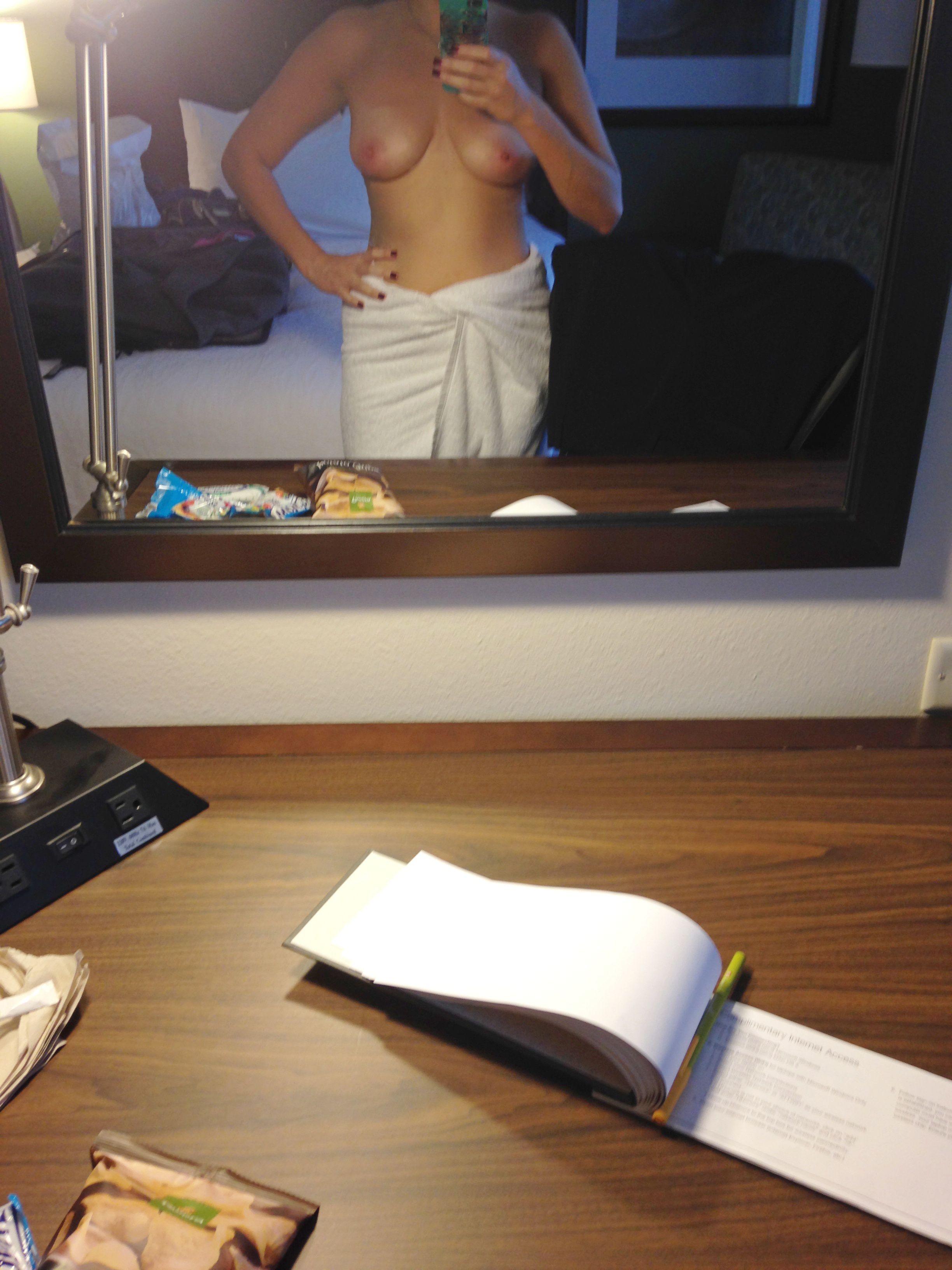 Молодые красотки любуются телами перед зеркалом и делают селфи 7 фото