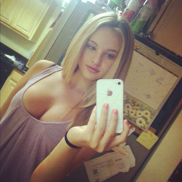 Молодые красотки любуются телами перед зеркалом и делают селфи 9 фото