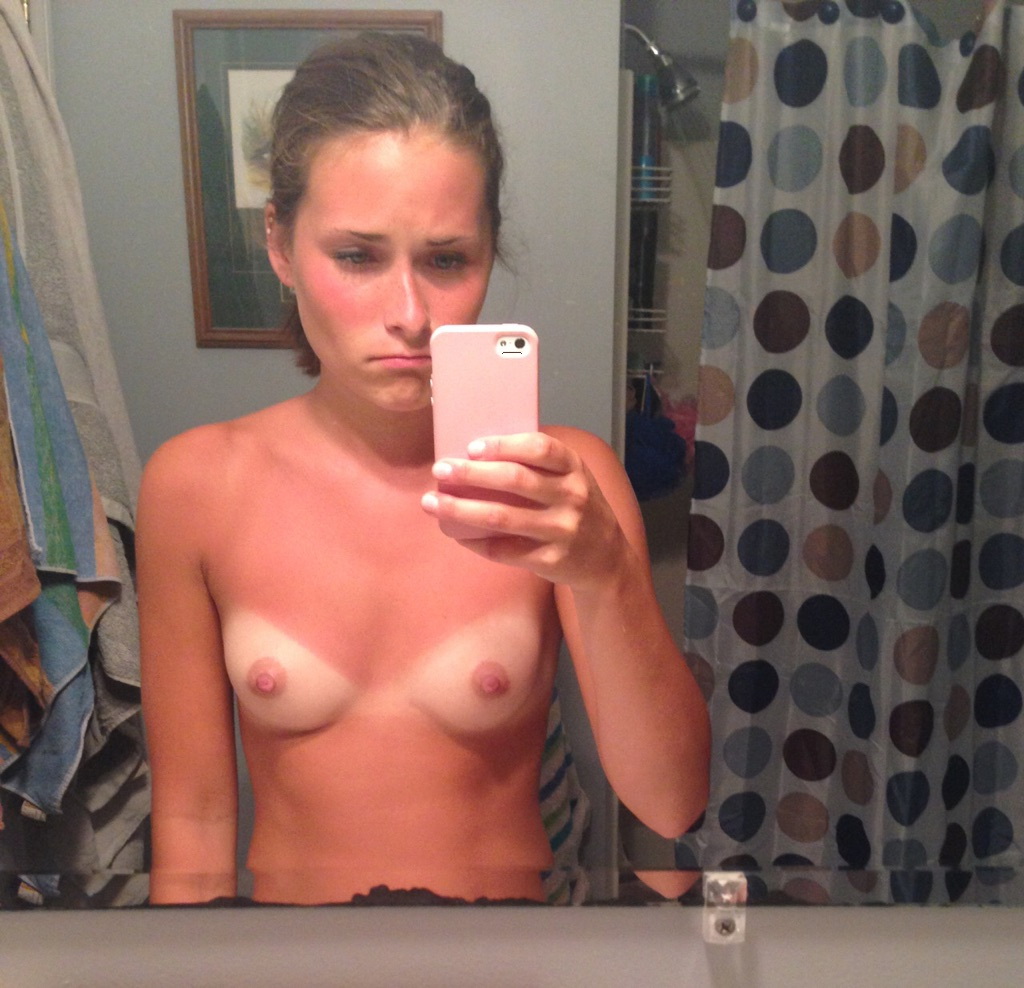 Молодухи в трусиках и голышом красуются перед зеркалом сиськами 2 фото