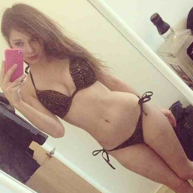Девки с пышными дойками оголились перед зеркалом и сделали селфи 14 фото